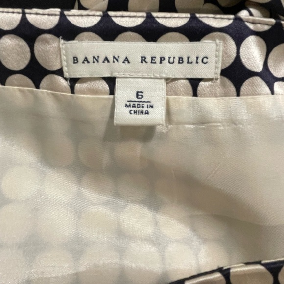 Banana Republic Silk Mod Pencil Skirt in Black and White Polka Dot - size 6 - Picture 4 of 4